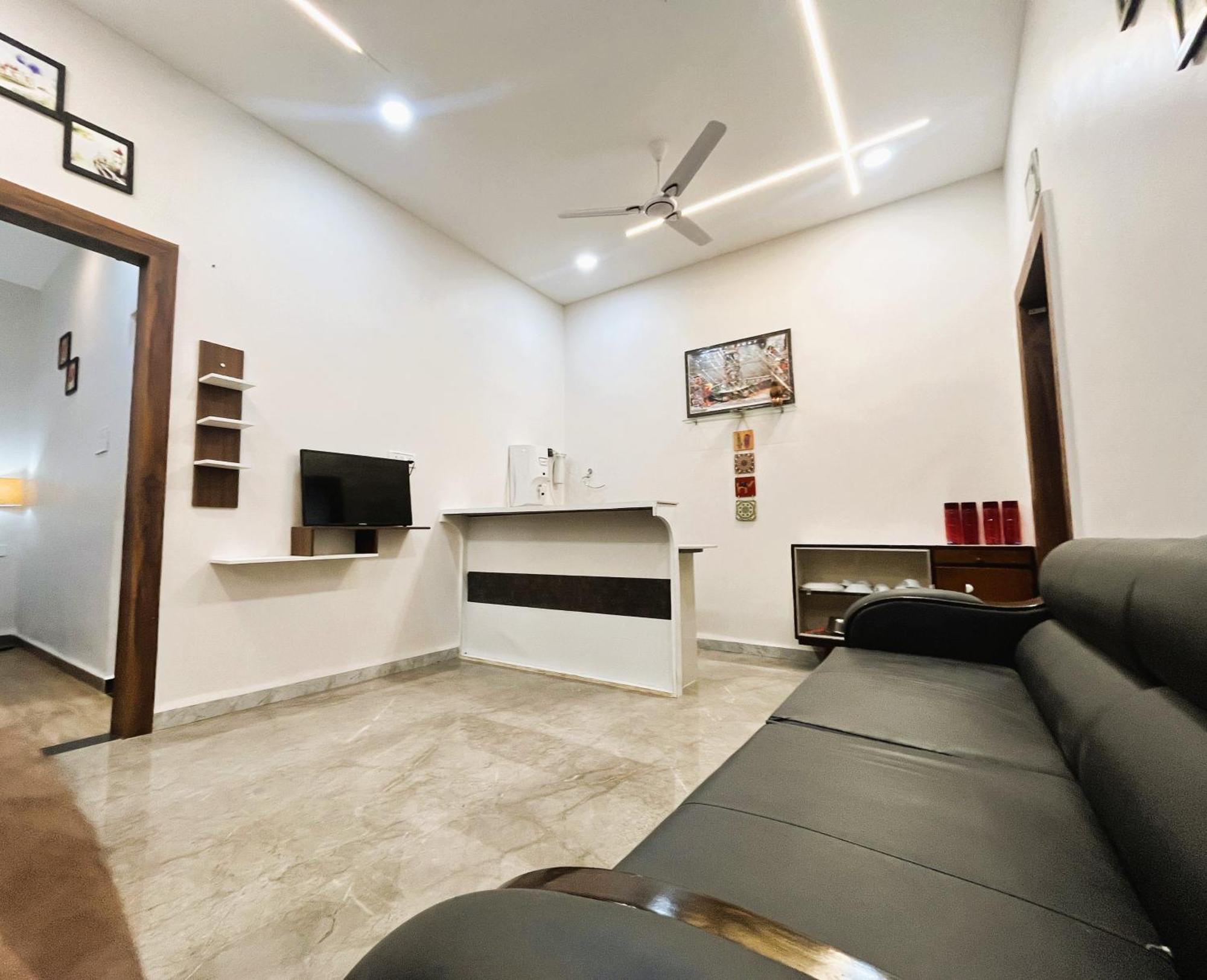 Shree Stay Inn Luxe' Holiday Home Ujjain Ngoại thất bức ảnh
